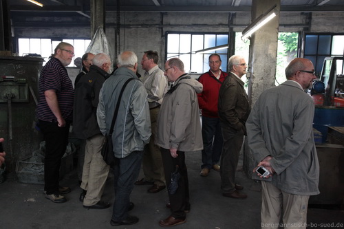 Besuchergruppe in der Gießereihalle