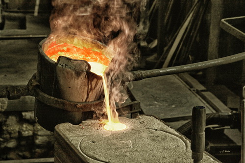 Die Gussform für den Giessereiarbeiter wird befüllt